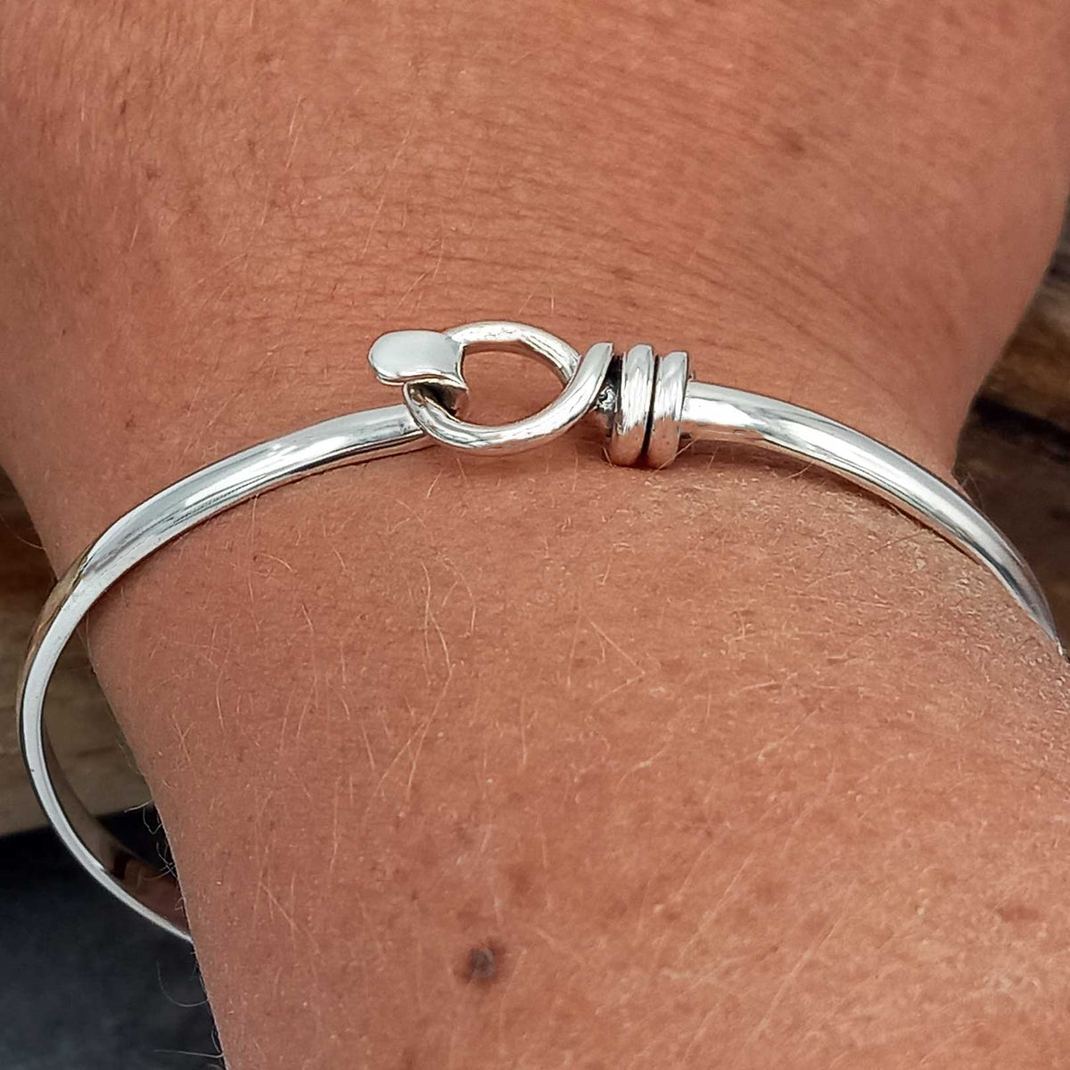 Handmade silver bangle with clasp