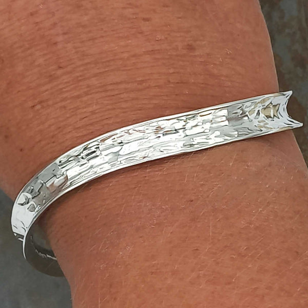 Ondulado Hammered Silver Bangle 