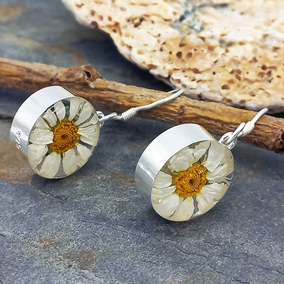 Drop earrings with daisy