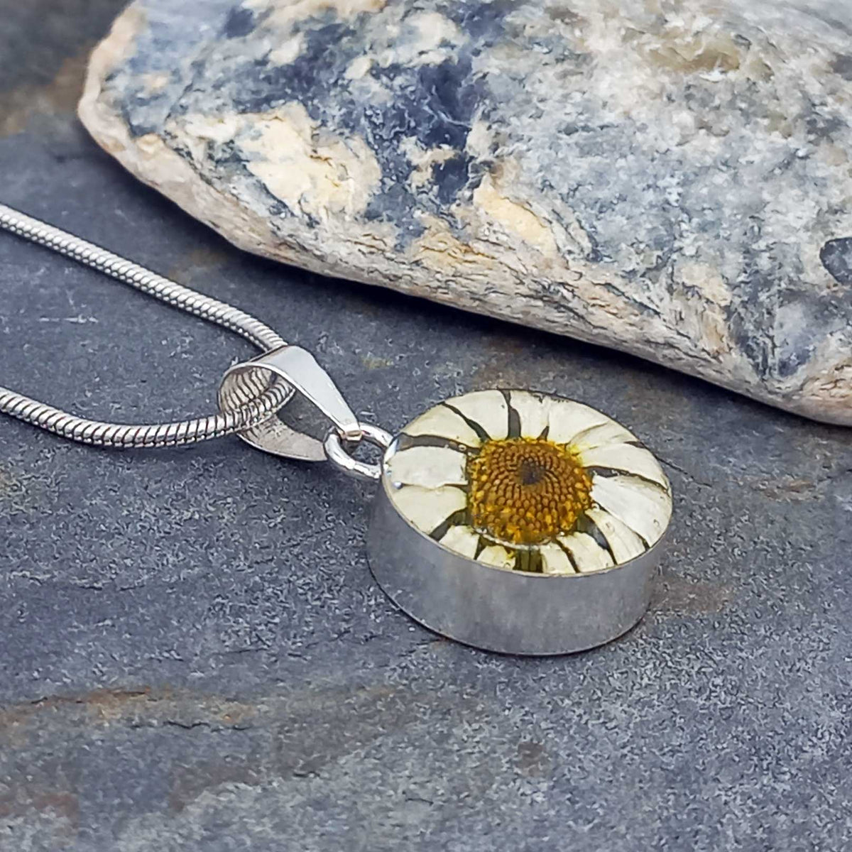 Dainty silver daisy necklace