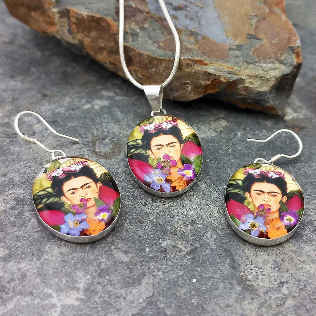 Jewellery set with oval pendants and earrings featuring Frida Kahlo with a floral design
