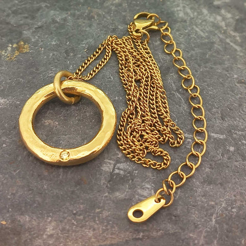 Gold-plated circle necklace with extendable gold plated chain