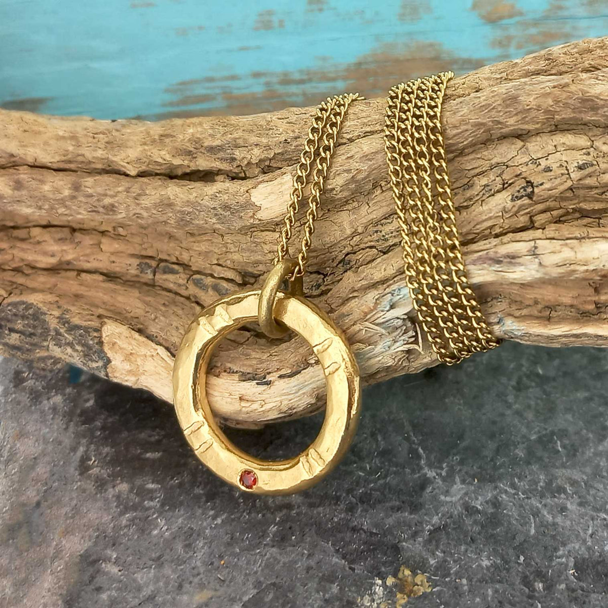 Gold-plated circle necklace with red stone Main image