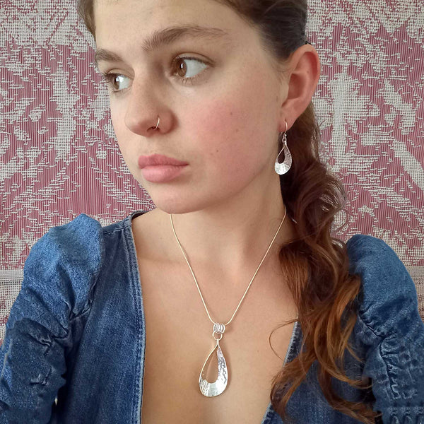 Ondulada Teardrop Earrings Pendant Set