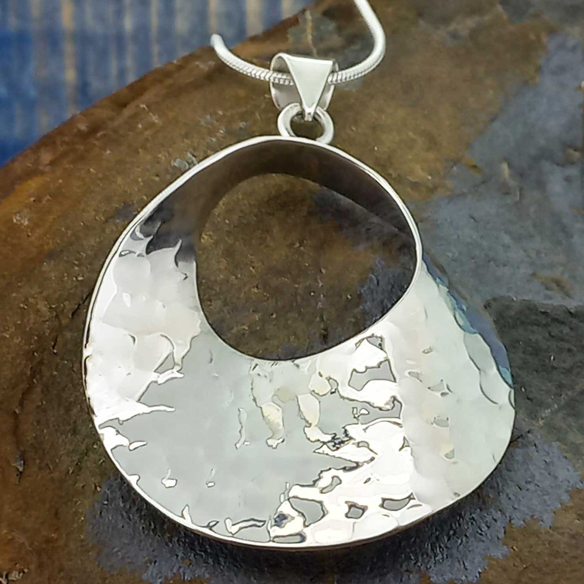 Ondulada Hammered Circle Silver Pendant