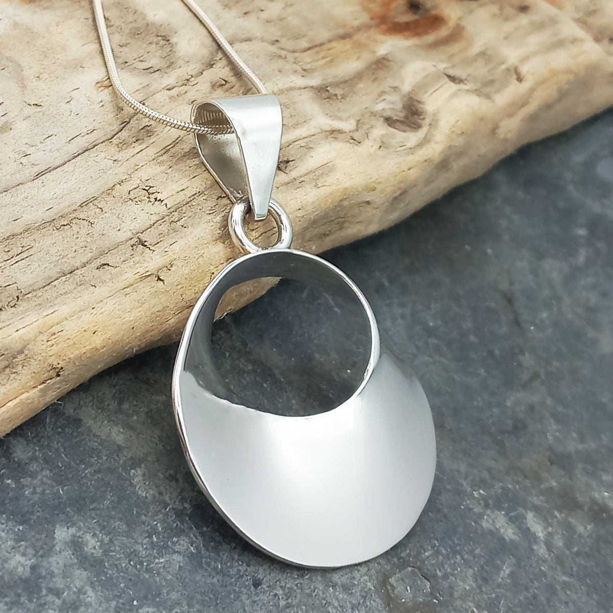 Ondulada Polished Circle Silver Pendant Main image