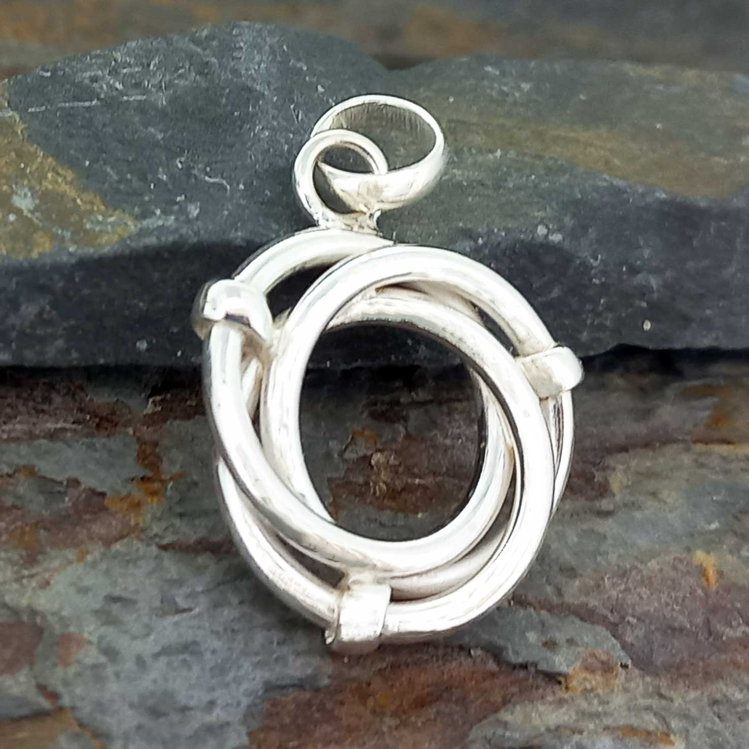 Hanmade silver twisted circle necklace