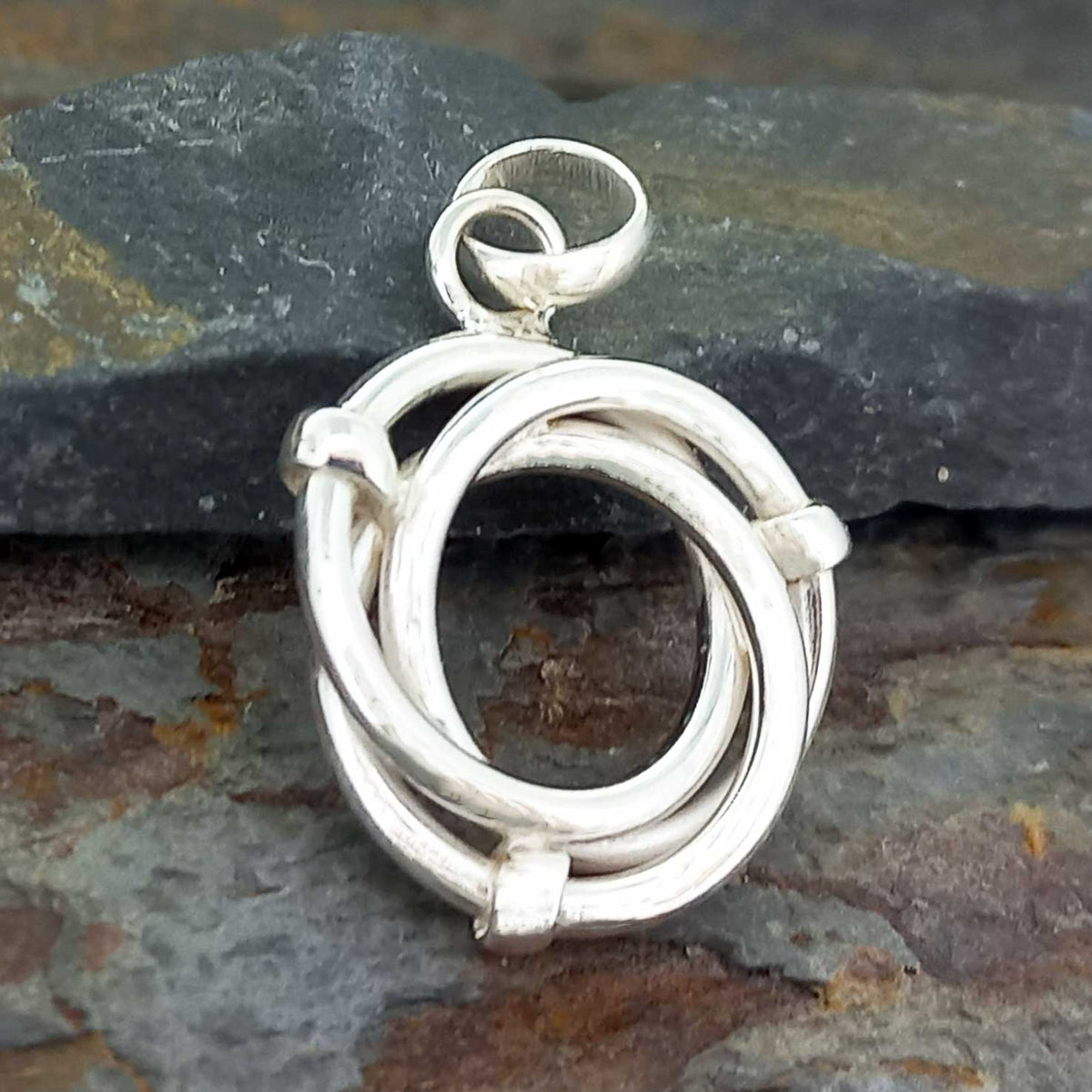 Hanmade silver twisted circle necklace