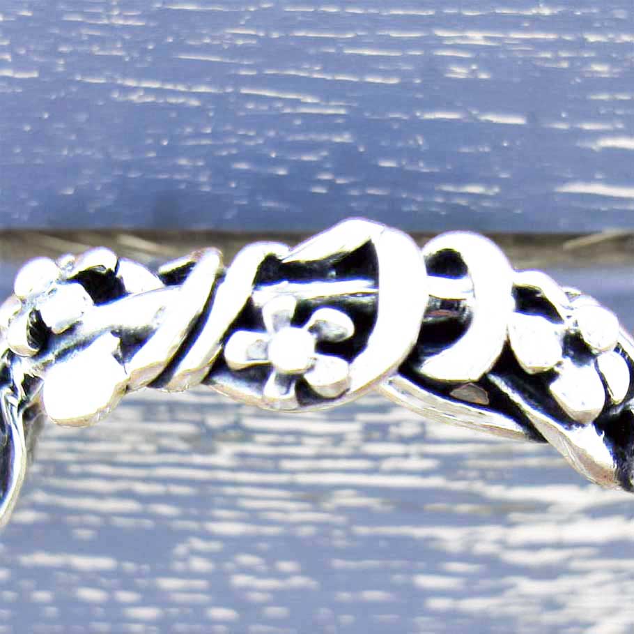 Silver band with flowers ring