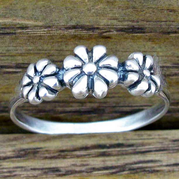 Dainty flower band ring
