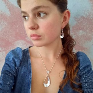 Ondulada Teardrop Earrings Pendant Set