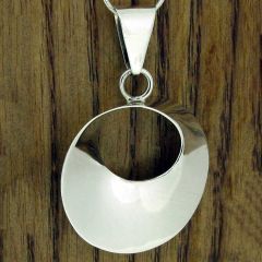 Ondulada Polished Circle Silver Pendant